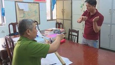 Trưởng diễn tả lại hành vi lúc gây án tại cơ quan điều tra.