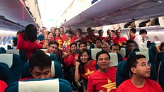 CĐV Việt Nam vui vẻ hát trước giờ sang Dubai cổ vũ đội tuyển