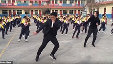 Thầy giáo Zhang Pengfei hướng dẫn học sinh nhảy. Ảnh: Daily Mail