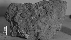 Mẫu đá do các phi hành gia của tàu vũ trụ Apollo 14 mang về. Ảnh: CNN.