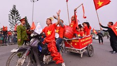 CĐV 'nhuộm đỏ' sân bay, đón chào thầy Park cùng tuyển Việt Nam