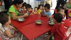 Bữa ăn của 1 nơi trông giữ trẻ.