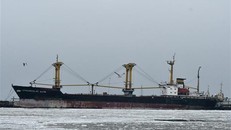 Tàu Vyacheslav ilvin thả neo gần khu cảng mới trong quần thể công trình xây dựng cảng biển Mariupol trên Biển Azov, phía Đông Ukraine ngày 2/12/2018. (Nguồn: AFP/TTXVN)