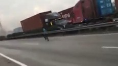 Tài xế nháo nhào chạy khỏi cabin tránh cú tông của xe container lao ngược chiều