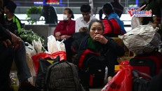 Chực chờ bến xe 27 Tết: Đường về quê ngày càng xa