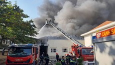 Công ty giày, dép ở Bình Dương bốc cháy dữ dội ngày cuối năm