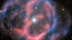 Ánh sáng mờ nhạt, phù du phát ra từ đám mây hành tinh ESO 577-24 chỉ tồn tại trong thời gian ngắn khoảng 10.000 năm, một cái nháy mắt về mặt thiên văn. Ảnh: ESO.