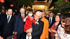 Tổng Bí thư, Chủ tịch nước tản bộ trên đường Thanh Niên, lì xì công nhân