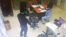 Hình ảnh thời điểm 2 tên cướp gây án (Ảnh cắt từ clip).