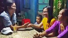 Ông Tuấn bắt tay xin lỗi chị Tiên. Ảnh: Cắt từ video.