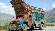 Nghệ thuật trang trí xe tải giá hàng trăm triệu đồng ở Pakistan