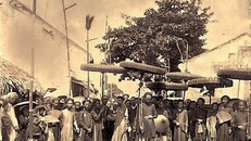 Để tiễn năm cũ, vua chúa thời xưa thường làm gì?