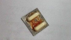 Vỉ thuốc 2 viên còn nguyên vỏ được gắp ra từ thực quản bệnh nhân.