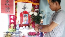 Ông Đàm Thanh Phong bên bàn thờ con trai