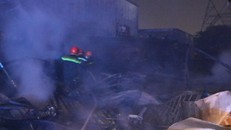 4 căn nhà cháy dữ dội, người dân ôm tài sản tháo chạy ngày thần tài