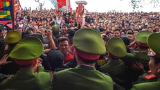 Hàng trăm thanh niên vây kín đền Hiền Quan đòi cướp phết mặc lệnh dừng