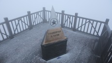 Du khách thích thú thưởng thức tuyết trắng trên đỉnh Fansipan