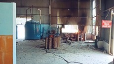 Các bình gas bị cháy lan trong nhà xưởng. Ảnh: Văn Tánh.