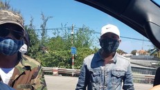 Nhóm côn đồ bịt mặt tấn công ôtô qua trạm thu phí. Ảnh: Cắt từ clip.