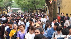 Người dân xếp hàng dài cả cây số chờ vía chùa Ông ở phố cổ Hội An