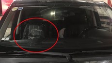 Xe Ranger Rover bị ném vỡ kích phía trước.