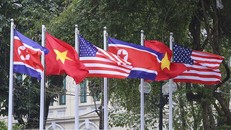 Hàng trăm lá quốc kỳ Việt-Mỹ-Triều tung bay, rợp trời Thủ đô