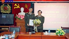Thiếu tướng Đỗ Lê Chi trao quyết định của Bộ trưởng Bộ Công an về việc bổ nhiệm Tổng Biên tập Tạp chí CAND cho Thiếu tướng Nguyễn Hồng Thái. Ảnh: BVPL.