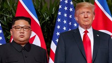 Chủ tịch Kim Jong Un và Tổng thống Donald Trump trong hội nghị thượng đỉnh lần 1 ở Singapore. (Ảnh: AP)