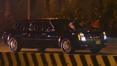 Đoàn xe chở Tổng thống Mỹ rời sân bay Nội Bài về khách sạn JW Marriott