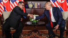 Tổng thống Mỹ Donald Trump với nhà lãnh đạo Triều Tiên Kim Jong Un trong cuộc gặp đầu tiên tại Singapore hồi tháng 6/2018. Ảnh: AP.