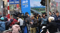 Hàng trăm phóng viên túc trực chờ đón Chủ tịch Kim Jong-un tại Hà Nội