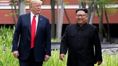 Tổng thống Mỹ Donald Trump (trái) và Chủ tịch Triều Tiên Kim Jong-un tại hội nghị thượng đỉnh đầu tiên ở Singapore hồi tháng 6 năm ngoái. Ảnh: Reuters.