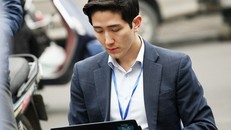 Nam phóng viên của Hàn Quốc tác nghiệp ngay giữa đường.