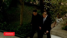 Tổng thống Mỹ và Chủ tịch Kim ra vườn đi dạo sau cuộc hội đàm