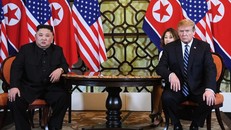 Tổng thống Mỹ Donald Trump (phải) và nhà lãnh đạo Triều Tiên Kim Jong Un. Ảnh: AFP.