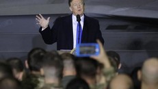 Ông Trump phát biểu trước binh lính Mỹ trong lúc dừng chân tại căn cứ Elmendorf-Richardson ở Alaska đêm 28/2. Ảnh: AP