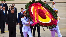 Ông Kim Jong-un viếng đài liệt sĩ và lăng Chủ tịch Hồ Chí Minh