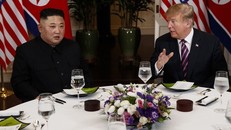 Chủ tịch Triều Tiên Kim Jong-un (trái) và Tổng thống Mỹ Donald Trump trong bữa tối hôm 27/2 ở khách sạn Metropole, Hà Nội. Ảnh: AP.