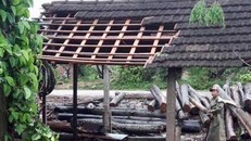 Trận lốc xoáy xảy ra làm hàng chục ngôi nhà bị tốc mái.