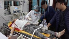 Nghi phạm Trịnh Văn Ba được cấp cứu tại bệnh viện. Ảnh: CTV.