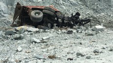 Hiện trường xe ben rơi xuống hầm đá.