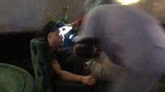 Hình ảnh nạn nhân bất tỉnh được nhân viên y tế đến kiểm tra.