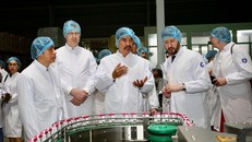 Đại sứ Mỹ tới thăm Nhà máy sữa Vinamilk