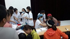 Hàng trăm gia đình đưa con đến xét nghiệm sán lợn trong sáng 16/3