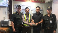 Ông Yan Guangzhu (đứng thứ 2 từ bên phải) nhận lại tài sản bị mất