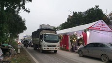 Hải Dương: Rạp cưới chình ình giữa quốc lộ, ngàn xe vun vút lách qua