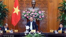 Thủ tướng Nguyễn Xuân Phúc chủ trì cuộc họp bàn giải pháp tháo gỡ khó khăn cho sản xuất, kinh doanh, thúc đẩy tăng trưởng kinh tế. (Ảnh: Thống Nhất/TTXVN)