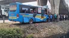 Người dân quanh khu vực đã tiếp cận phá cửa kính xe khách hỗ trợ đưa người bị nạn ra khỏi xe