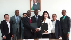Tổng Giám đốc Hội đồng Bông và Điều Bờ Biển Ngà Coulibaly và Phó Tổng Giám đốc Tập đoàn T&T Group Nguyễn Thị Thanh Bình ký kết thỏa thuận hợp tác chiến lược tại Abidjan vào tháng 12/2018