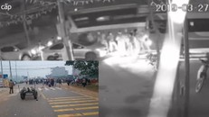 Khoảnh khắc xe khách lao vào đoàn người đưa tang khiến 7 người chết